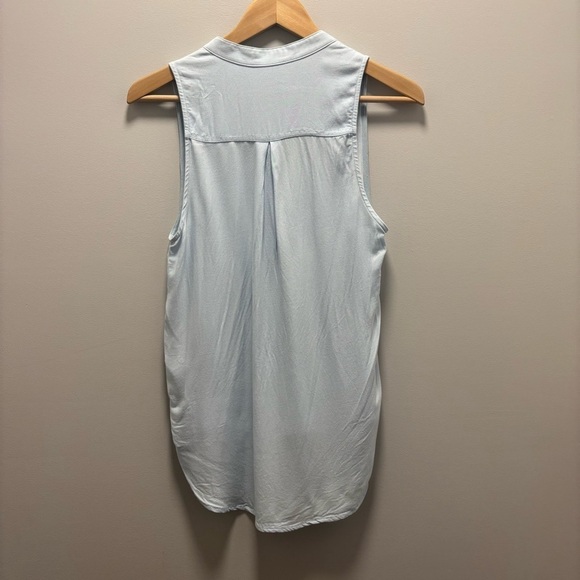 Aritzia TALULA Sleeveless Button Detail Shirt
Blouse baby blue - Picture 2 of 5